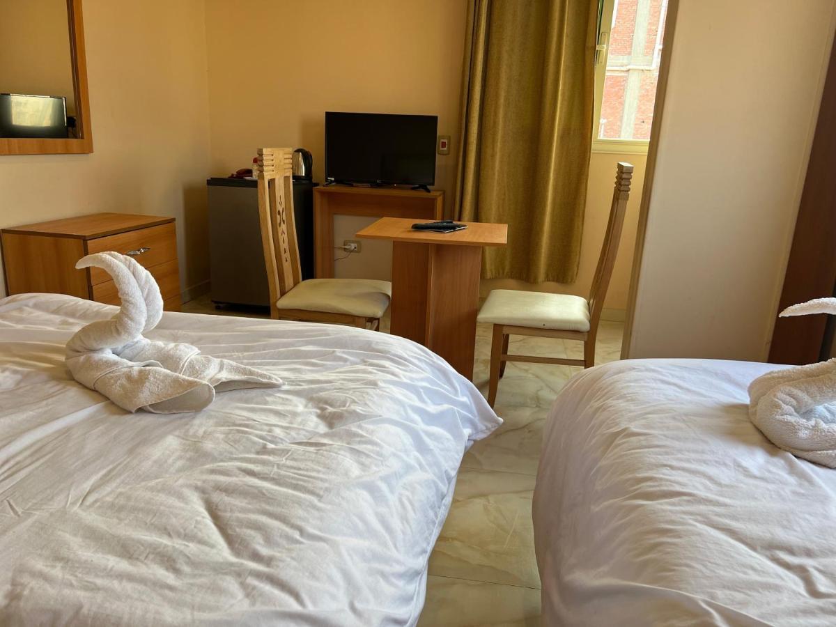 Grand Pyramids View Hotel Kairo Bagian luar foto